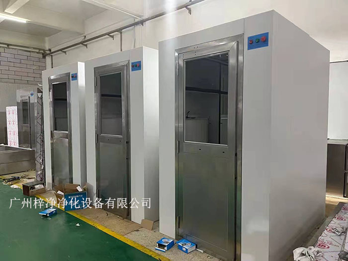 風(fēng)淋室是一種用于去除或減少人員進入潔凈區(qū)前身上的塵埃和微粒的設(shè)備。