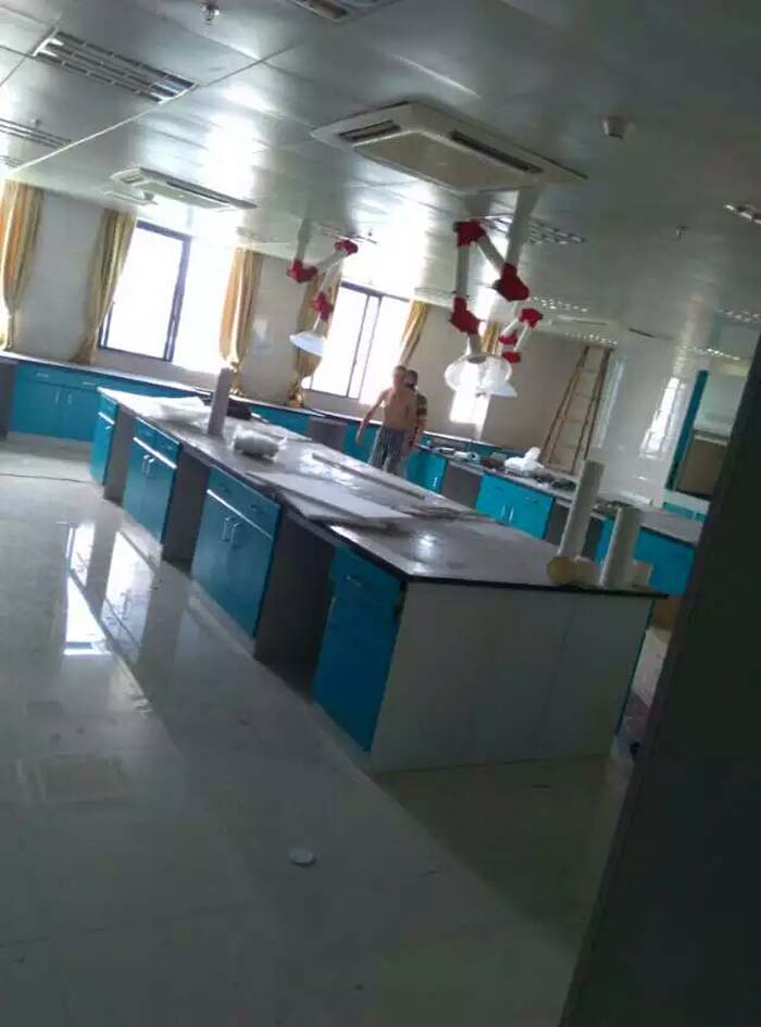 實驗臺應安裝在穩固的支撐結構上，確保實驗臺在使用過程中的穩定性。