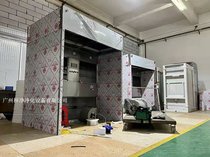 負(fù)壓稱稱量罩通過創(chuàng)造一個(gè)低氣壓的環(huán)境，防止生產(chǎn)過程中的粉塵、揮發(fā)物等有害物質(zhì)逸散到外界環(huán)境中，同時(shí)確保稱量結(jié)果的準(zhǔn)確性。