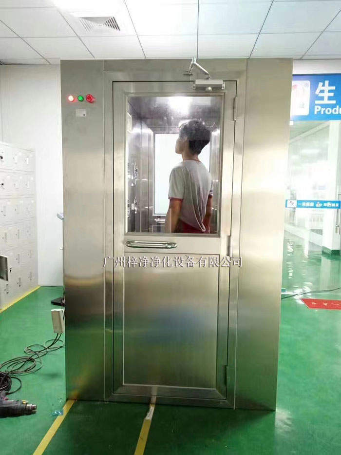 在使用前，應(yīng)仔細(xì)檢查風(fēng)淋室是否處于正常工作狀態(tài)，包括電氣系統(tǒng)、風(fēng)機(jī)、風(fēng)速、風(fēng)淋室門等。