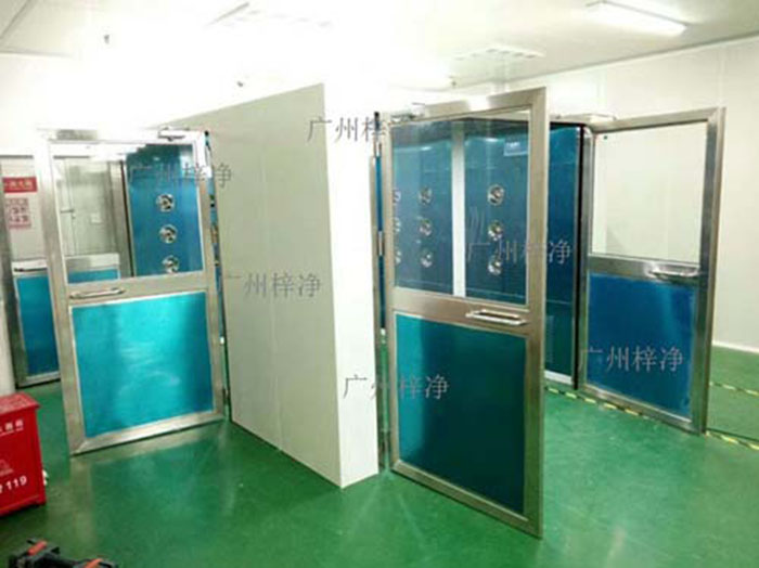 轉角風淋室應安裝在潔凈車間內(nèi)部人流物流頻繁且潔凈度要求較高的區(qū)域。通常位于轉角或門口等關鍵位置。 轉角風淋室應安裝在潔凈車間內(nèi)部人流物流頻繁且潔凈度要求較高的區(qū)域。通常位于轉角或門口等關鍵位置。