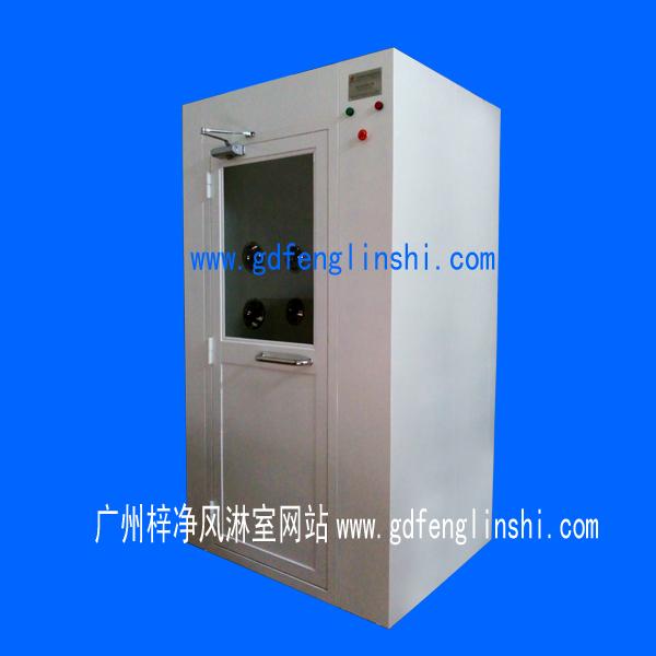 鋼板烤漆風淋室是指風淋室箱體及門采用A3冷軋鋼板多層酸洗不易生銹。