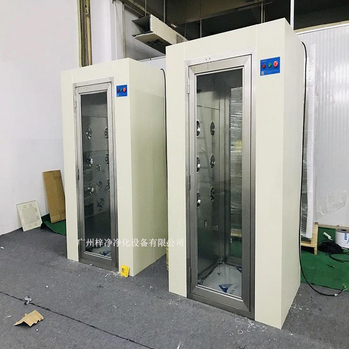 潔凈室、實驗室配套風(fēng)淋室通道底座頂部的兩側(cè)安裝有殼體